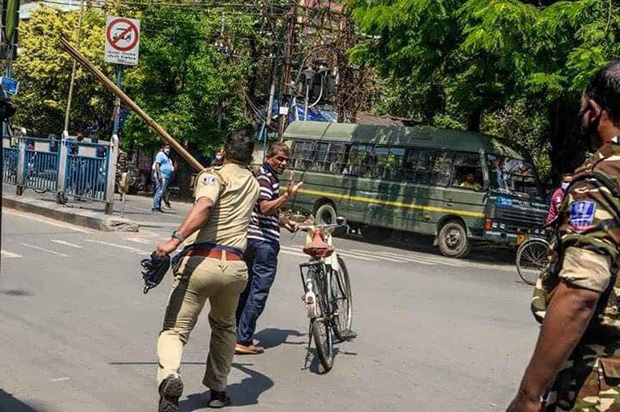 Ng&agrave;y đầu ti&ecirc;n bị phong tỏa của đất nước 1,3 tỉ d&acirc;n: Cảnh s&aacute;t Ấn Độ truy l&ugrave;ng người chống lệnh, quất roi, bắt chống đẩy giữa phố - Ảnh 4.