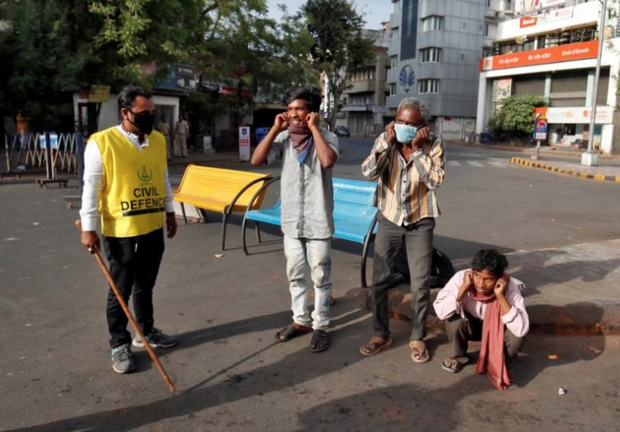 Ng&agrave;y đầu ti&ecirc;n bị phong tỏa của đất nước 1,3 tỉ d&acirc;n: Cảnh s&aacute;t Ấn Độ truy l&ugrave;ng người chống lệnh, quất roi, bắt chống đẩy giữa phố - Ảnh 5.