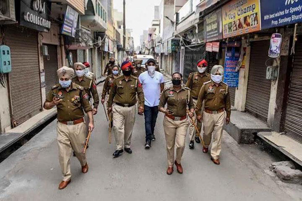 Ng&agrave;y đầu ti&ecirc;n bị phong tỏa của đất nước 1,3 tỉ d&acirc;n: Cảnh s&aacute;t Ấn Độ truy l&ugrave;ng người chống lệnh, quất roi, bắt chống đẩy giữa phố - Ảnh 6.