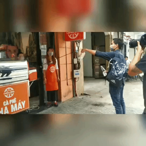 Qu&aacute;n c&agrave; ph&ecirc; S&agrave;i G&ograve;n d&ugrave;ng&hellip; cần c&acirc;u v&agrave; đề can để giữ khoảng c&aacute;ch an to&agrave;n cho kh&aacute;ch h&agrave;ng m&ugrave;a Covid-19 - Ảnh 8.