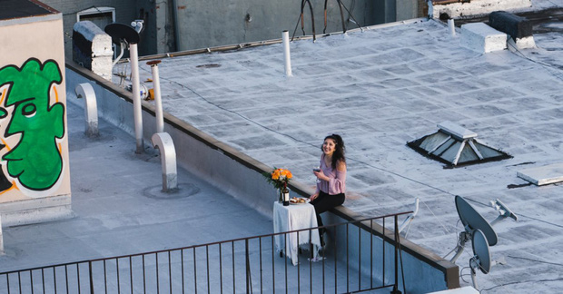 Chuyện t&igrave;nh ban c&ocirc;ng m&ugrave;a Covid-19: D&ugrave;ng drone l&agrave;m quen h&agrave;ng x&oacute;m th&agrave;nh c&ocirc;ng, thanh ni&ecirc;n c&oacute; s&aacute;ng kiến kh&ocirc;ng ngờ tới để được gặp n&agrave;ng - Ảnh 1.