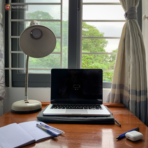 Ở nh&agrave; cũng phải đẹp: B&iacute; k&iacute;p xuất hiện rực rỡ khi họp online - Ảnh 1.