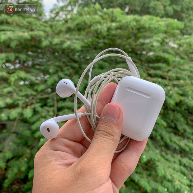 Ở nh&agrave; cũng phải đẹp: B&iacute; k&iacute;p xuất hiện rực rỡ khi họp online - Ảnh 2.