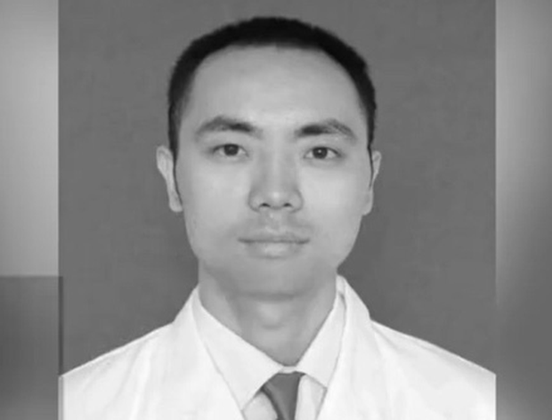 B&aacute;c sĩ Trung Quốc qua đời v&igrave; kiệt sức sau 39 ng&agrave;y l&agrave;m việc li&ecirc;n tục chống dịch virus corona, để lại vợ v&agrave; hai con nhỏ - Ảnh 1.