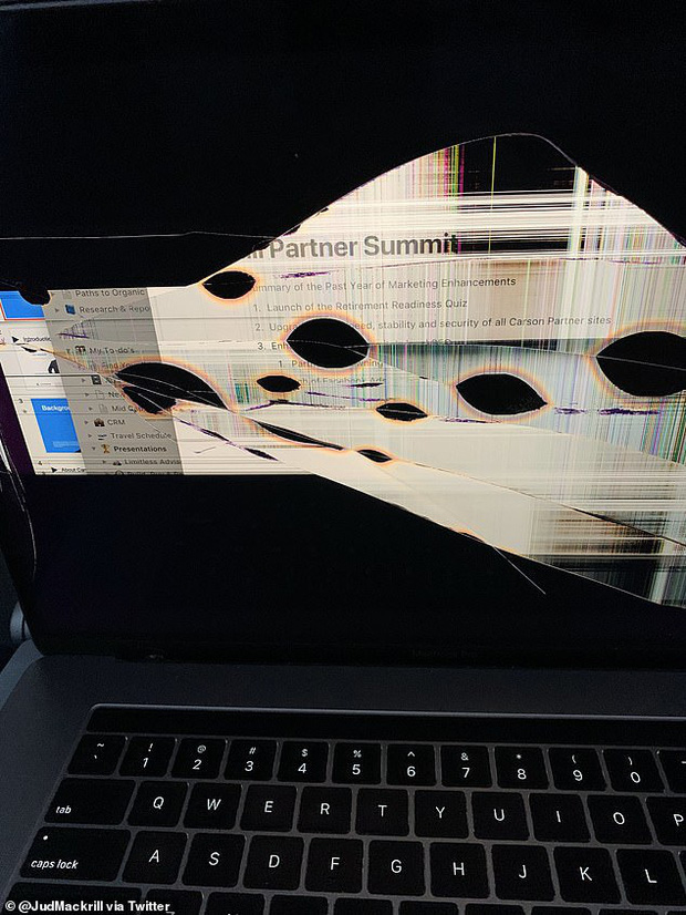 Kh&aacute;ch ngồi trước ngả ghế l&agrave;m vỡ tan m&agrave;n h&igrave;nh MacBook, thanh ni&ecirc;n đăng đ&agrave;n kể khổ khiến d&acirc;n mạng nổi l&ecirc;n tranh c&atilde;i - Ảnh 3.