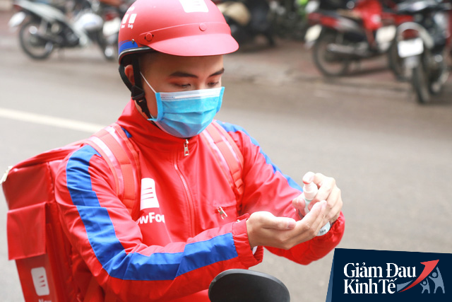  Shipper thời COVID-19: Nhận h&agrave;ng bằng gậy, giao h&agrave;ng bằng robot đồ chơi, lu&ocirc;n lu&ocirc;n giữ khoảng c&aacute;ch 2-3m ngay cả ở nh&agrave; giữ xe  - Ảnh 2.