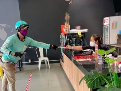  Shipper thời COVID-19: Nhận h&agrave;ng bằng gậy, giao h&agrave;ng bằng robot đồ chơi, lu&ocirc;n lu&ocirc;n giữ khoảng c&aacute;ch 2-3m ngay cả ở nh&agrave; giữ xe  - Ảnh 3.