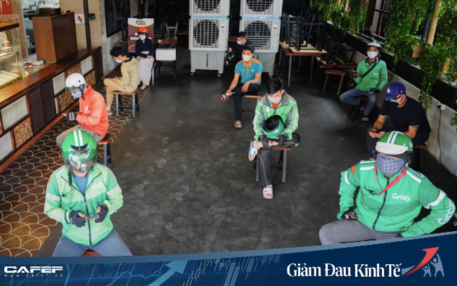  Shipper thời COVID-19: Nhận h&agrave;ng bằng gậy, giao h&agrave;ng bằng robot đồ chơi, lu&ocirc;n lu&ocirc;n giữ khoảng c&aacute;ch 2-3m ngay cả ở nh&agrave; giữ xe  - Ảnh 1.