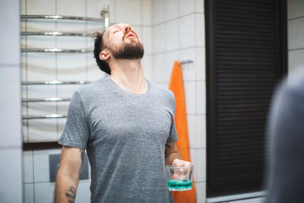 S&uacute;c miệng c&oacute; ph&ograve;ng được COVID-19 v&agrave; c&aacute;c bệnh đường h&ocirc; hấp kh&aacute;c hay kh&ocirc;ng? - Ảnh 1.