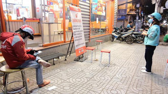  Shipper thời COVID-19: Nhận h&agrave;ng bằng gậy, giao h&agrave;ng bằng robot đồ chơi, lu&ocirc;n lu&ocirc;n giữ khoảng c&aacute;ch 2-3m ngay cả ở nh&agrave; giữ xe  - Ảnh 4.