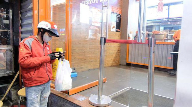  Shipper thời COVID-19: Nhận h&agrave;ng bằng gậy, giao h&agrave;ng bằng robot đồ chơi, lu&ocirc;n lu&ocirc;n giữ khoảng c&aacute;ch 2-3m ngay cả ở nh&agrave; giữ xe  - Ảnh 5.