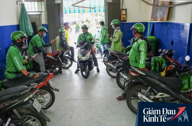  Shipper thời COVID-19: Nhận h&agrave;ng bằng gậy, giao h&agrave;ng bằng robot đồ chơi, lu&ocirc;n lu&ocirc;n giữ khoảng c&aacute;ch 2-3m ngay cả ở nh&agrave; giữ xe  - Ảnh 6.