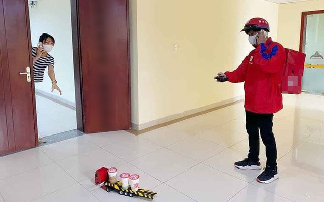  Shipper thời COVID-19: Nhận h&agrave;ng bằng gậy, giao h&agrave;ng bằng robot đồ chơi, lu&ocirc;n lu&ocirc;n giữ khoảng c&aacute;ch 2-3m ngay cả ở nh&agrave; giữ xe  - Ảnh 7.