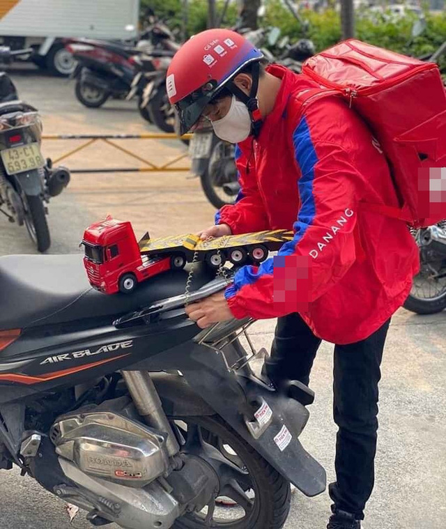  Shipper thời COVID-19: Nhận h&agrave;ng bằng gậy, giao h&agrave;ng bằng robot đồ chơi, lu&ocirc;n lu&ocirc;n giữ khoảng c&aacute;ch 2-3m ngay cả ở nh&agrave; giữ xe  - Ảnh 8.