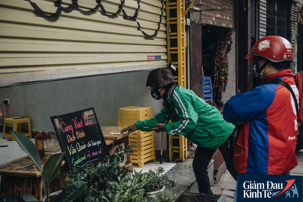 Trái với cảnh đường phố Hà Nội vắng tanh là một cuộc sống khác: ở nhiều hàng quán vẫn tấp nập cảnh shipper đi giao đồ ăn - Ảnh 8. Trái với cảnh đường phố Hà Nội vắng tanh là một cuộc sống khác: ở nhiều hàng quán vẫn tấp nập cảnh shipper đi giao đồ ăn - Ảnh 8.