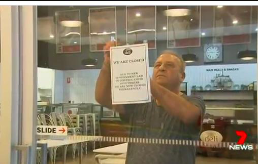  Thấy người d&acirc;n đứng xếp h&agrave;ng xin trợ cấp v&igrave; Covid-19, doanh nh&acirc;n 62 tuổi r&uacute;t ph&aacute;t ngay cho mỗi người 60 USD  - Ảnh 2.