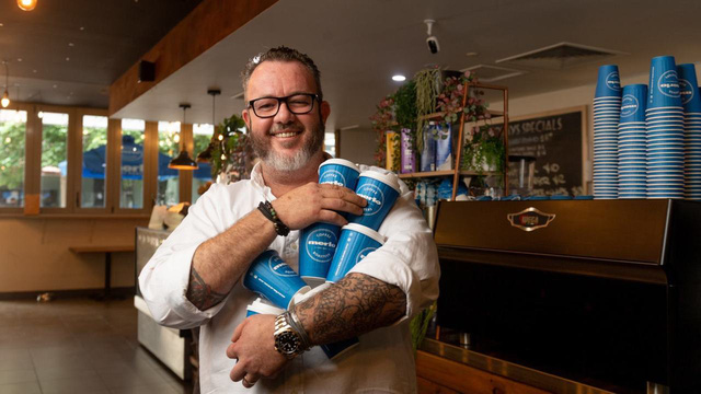  Thấy người d&acirc;n đứng xếp h&agrave;ng xin trợ cấp v&igrave; Covid-19, doanh nh&acirc;n 62 tuổi r&uacute;t ph&aacute;t ngay cho mỗi người 60 USD  - Ảnh 3.