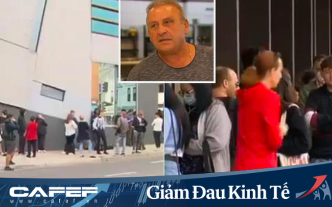  Thấy người d&acirc;n đứng xếp h&agrave;ng xin trợ cấp v&igrave; Covid-19, doanh nh&acirc;n 62 tuổi r&uacute;t ph&aacute;t ngay cho mỗi người 60 USD  - Ảnh 1.