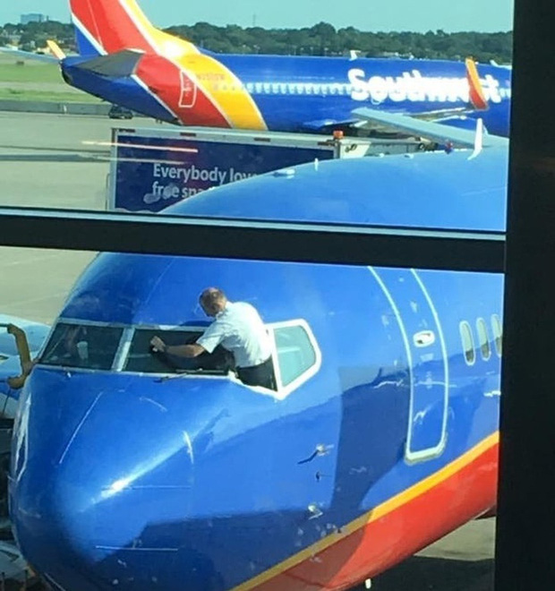 Những h&igrave;nh ảnh độc lạ nhất tr&ecirc;n m&aacute;y bay m&agrave; c&aacute;c h&agrave;nh kh&aacute;ch từng chụp được: D&aacute;m c&aacute; l&agrave; bạn chưa thấy qu&aacute; nửa! - Ảnh 7.