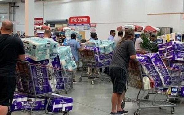 Vì sao người dân khắp thế giới đổ xô đi mua giấy vệ sinh để phòng virus corona? - Ảnh 1. Vì sao người dân khắp thế giới đổ xô đi mua giấy vệ sinh để phòng virus corona? - Ảnh 1.