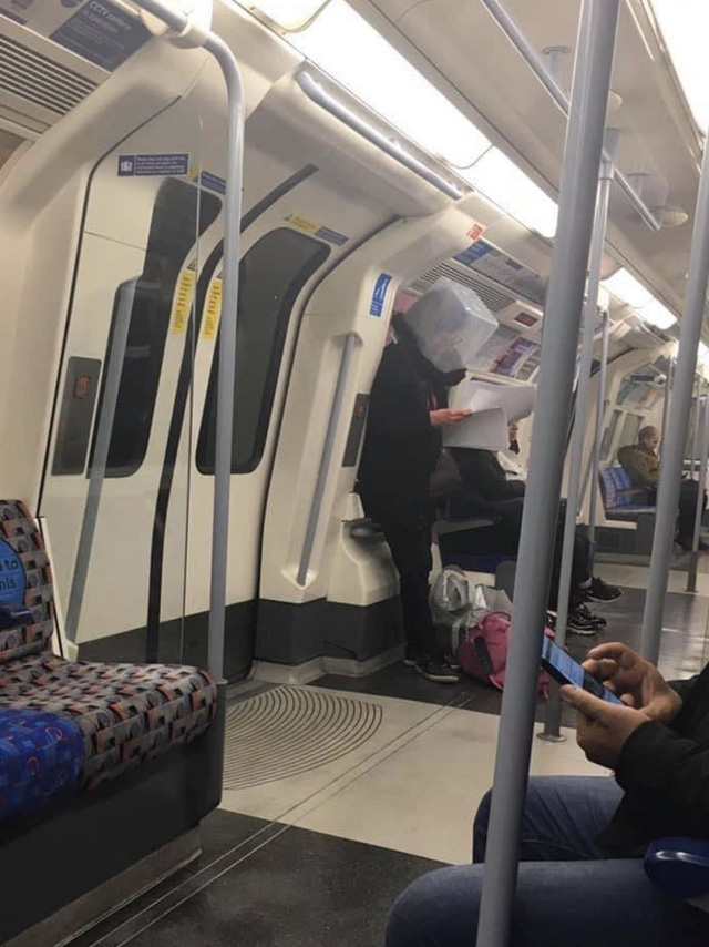 Cảnh tượng tưởng chỉ có ở Trung Quốc giờ đã xuất hiện tại Anh: Người dân chế đủ thứ, từ hộp nhựa, túi đựng đồ đến... áo mưa để làm khẩu trang - Ảnh 2. Cảnh tượng tưởng chỉ có ở Trung Quốc giờ đã xuất hiện tại Anh: Người dân chế đủ thứ, từ hộp nhựa, túi đựng đồ đến... áo mưa để làm khẩu trang - Ảnh 2.