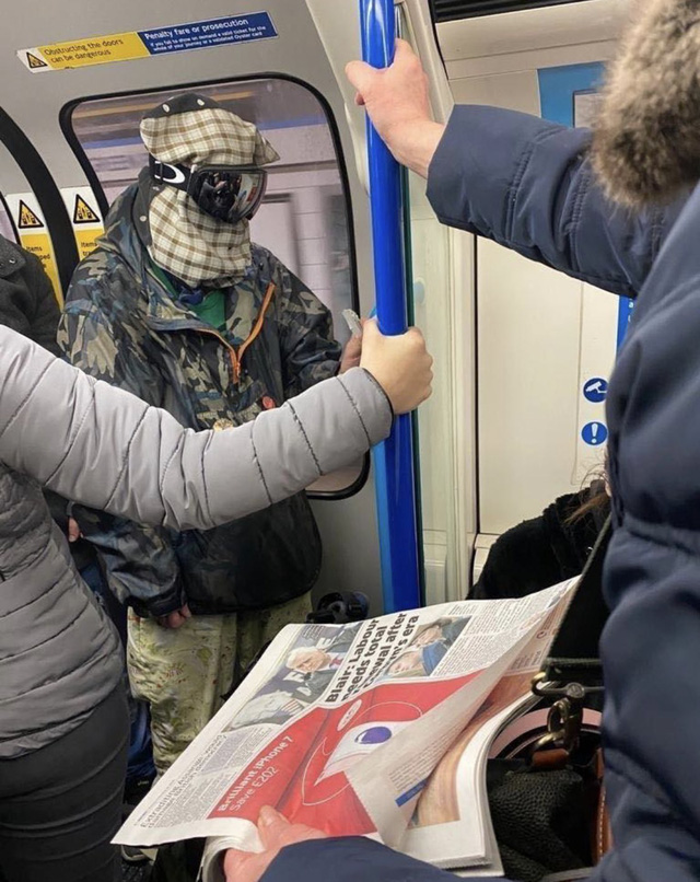 Cảnh tượng tưởng chỉ có ở Trung Quốc giờ đã xuất hiện tại Anh: Người dân chế đủ thứ, từ hộp nhựa, túi đựng đồ đến... áo mưa để làm khẩu trang - Ảnh 4. Cảnh tượng tưởng chỉ có ở Trung Quốc giờ đã xuất hiện tại Anh: Người dân chế đủ thứ, từ hộp nhựa, túi đựng đồ đến... áo mưa để làm khẩu trang - Ảnh 4.