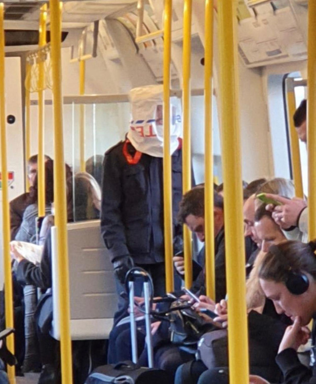 Cảnh tượng tưởng chỉ có ở Trung Quốc giờ đã xuất hiện tại Anh: Người dân chế đủ thứ, từ hộp nhựa, túi đựng đồ đến... áo mưa để làm khẩu trang - Ảnh 5. Cảnh tượng tưởng chỉ có ở Trung Quốc giờ đã xuất hiện tại Anh: Người dân chế đủ thứ, từ hộp nhựa, túi đựng đồ đến... áo mưa để làm khẩu trang - Ảnh 5.