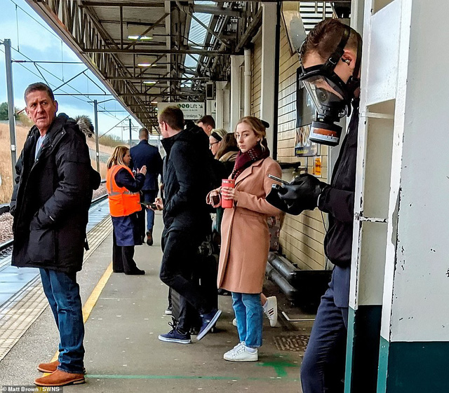 Cảnh tượng tưởng chỉ có ở Trung Quốc giờ đã xuất hiện tại Anh: Người dân chế đủ thứ, từ hộp nhựa, túi đựng đồ đến... áo mưa để làm khẩu trang - Ảnh 6. Cảnh tượng tưởng chỉ có ở Trung Quốc giờ đã xuất hiện tại Anh: Người dân chế đủ thứ, từ hộp nhựa, túi đựng đồ đến... áo mưa để làm khẩu trang - Ảnh 6.