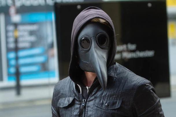 Cảnh tượng tưởng chỉ có ở Trung Quốc giờ đã xuất hiện tại Anh: Người dân chế đủ thứ, từ hộp nhựa, túi đựng đồ đến... áo mưa để làm khẩu trang - Ảnh 7. Cảnh tượng tưởng chỉ có ở Trung Quốc giờ đã xuất hiện tại Anh: Người dân chế đủ thứ, từ hộp nhựa, túi đựng đồ đến... áo mưa để làm khẩu trang - Ảnh 7.