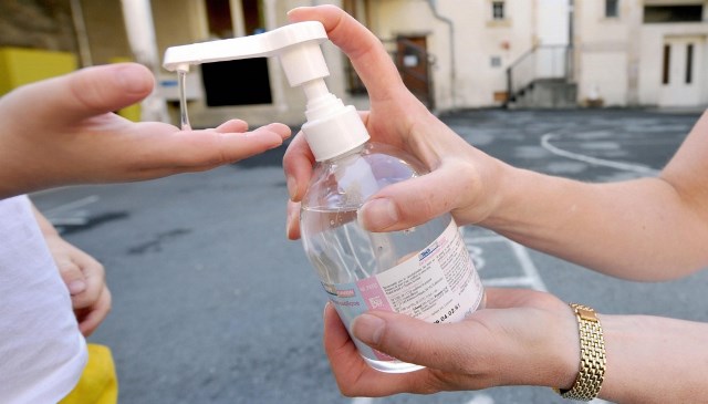 Cồn diệt virus corona như thế n&agrave;o: C&aacute;ch chọn nước rửa tay kh&ocirc; an to&agrave;n v&agrave; hiệu quả nhất trong dịch Covid-19 - Ảnh 1.