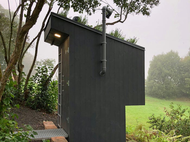 Nhà vệ sinh giá 3.300 USD: Dùng phân để trồng hoa trên mái, sau đó dẫn mùi hương hoa vào cho người đang ngồi bên trong ngửi - Ảnh 9. Nhà vệ sinh giá 3.300 USD: Dùng phân để trồng hoa trên mái, sau đó dẫn mùi hương hoa vào cho người đang ngồi bên trong ngửi - Ảnh 9.