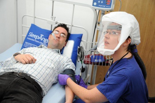 Anh: Tuyển t&igrave;nh nguyện vi&ecirc;n tham gia nghi&ecirc;n cứu vắc-xin Covid-19, th&ugrave; lao hơn 100 triệu cho 2 tuần nhưng bạn sẽ bị nhiễm virus - Ảnh 1.