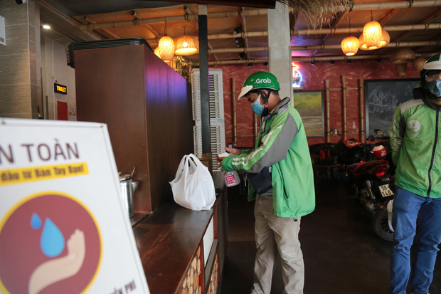 Grab v&agrave; be trong 15 ng&agrave;y c&aacute;ch ly: Tạm ngừng xe 4 b&aacute;nh; giao đồ ăn, giao h&agrave;ng, đi chợ hộ vẫn hoạt động - Ảnh 1.