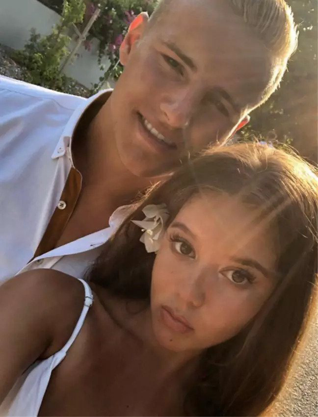 Ở nhà cách ly chán quá, ông anh cosplay thành... bụi cây để trốn ra ngoài chơi - Ảnh 1. Ở nhà cách ly chán quá, ông anh cosplay thành... bụi cây để trốn ra ngoài chơi - Ảnh 1.