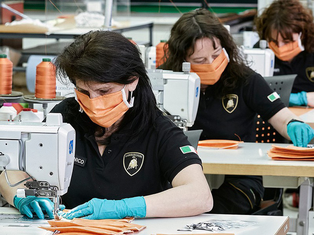  Italy: H&atilde;ng xe si&ecirc;u sang Lamborghini chuyển sang sản xuất khẩu trang  - Ảnh 1.