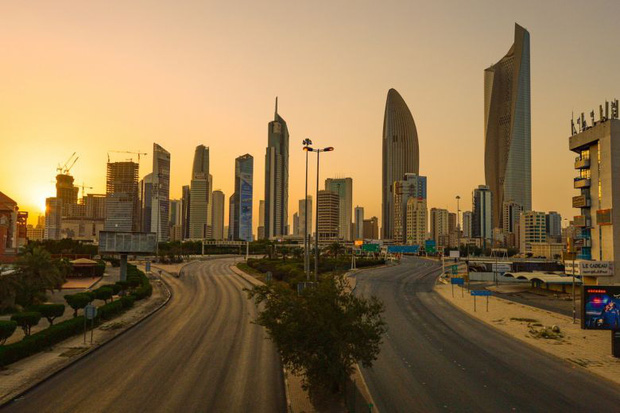 Đĩa salad kh&ocirc;ng c&oacute; nước sốt, phục vụ lau b&agrave;n qu&aacute; chậm: Người d&acirc;n Kuwait li&ecirc;n tục ph&agrave;n n&agrave;n d&ugrave; c&aacute;ch ly tại kh&aacute;ch sạn 5 sao trong dịch Covid-19 - Ảnh 1.