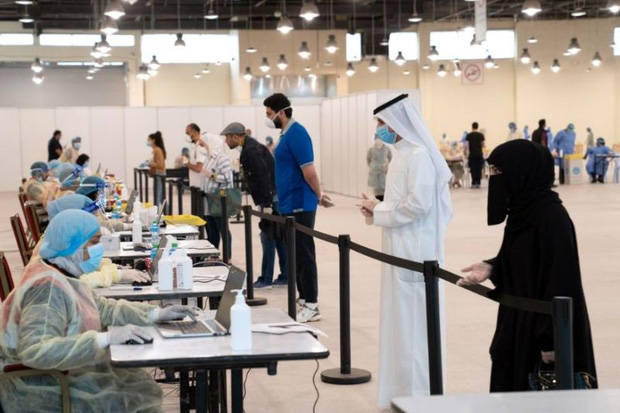 Đĩa salad kh&ocirc;ng c&oacute; nước sốt, phục vụ lau b&agrave;n qu&aacute; chậm: Người d&acirc;n Kuwait li&ecirc;n tục ph&agrave;n n&agrave;n d&ugrave; c&aacute;ch ly tại kh&aacute;ch sạn 5 sao trong dịch Covid-19 - Ảnh 2.