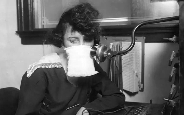 C&aacute;ch ly x&atilde; hội thời dịch 102 năm trước, v&igrave; sao c&aacute;c c&ocirc;ng ty &lsquo;cầu xin&rsquo; kh&aacute;ch h&agrave;ng hạn chế sử dụng điện thoại hết mức c&oacute; thể? - Ảnh 1.