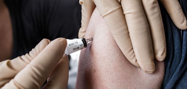 Nghi&ecirc;n cứu: Một loại vắc-xin c&oacute; tuổi đời 100 năm c&oacute; thể gi&uacute;p con người chống lại đại dịch COVID-19? - Ảnh 1.