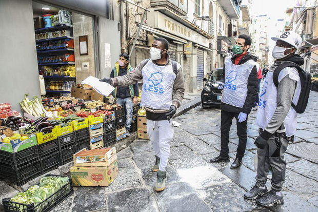 Sức mạnh kỳ diệu của những người bình thường - muôn vàn cách sáng tạo mà người Italy đã nghĩ ra để giúp nhau vượt qua đại dịch Covid-19 - Ảnh 4. Sức mạnh kỳ diệu của những người bình thường - muôn vàn cách sáng tạo mà người Italy đã nghĩ ra để giúp nhau vượt qua đại dịch Covid-19 - Ảnh 4.