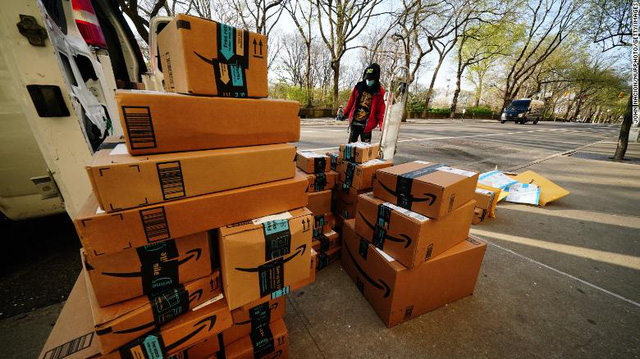 Amazon sinh ra như để d&agrave;nh cho Covid-19: Mọi lĩnh vực kinh doanh đều phất như diều gặp gi&oacute;, đ&atilde; mạnh, khủng hoảng xảy ra c&agrave;ng mạnh hơn, tương lai c&ograve;n mạnh nữa! - Ảnh 3.