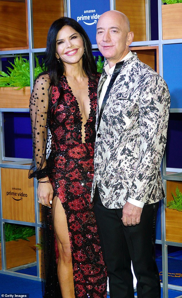  Sau gần 1 năm ly h&ocirc;n ồn &agrave;o, kh&ocirc;ng chỉ thăng hoa b&ecirc;n t&igrave;nh mới, tỷ ph&uacute; Amazon c&ograve;n lập th&ecirc;m kỷ lục ngay trong thời điểm kinh tế to&agrave;n cầu lao đao  - Ảnh 1.