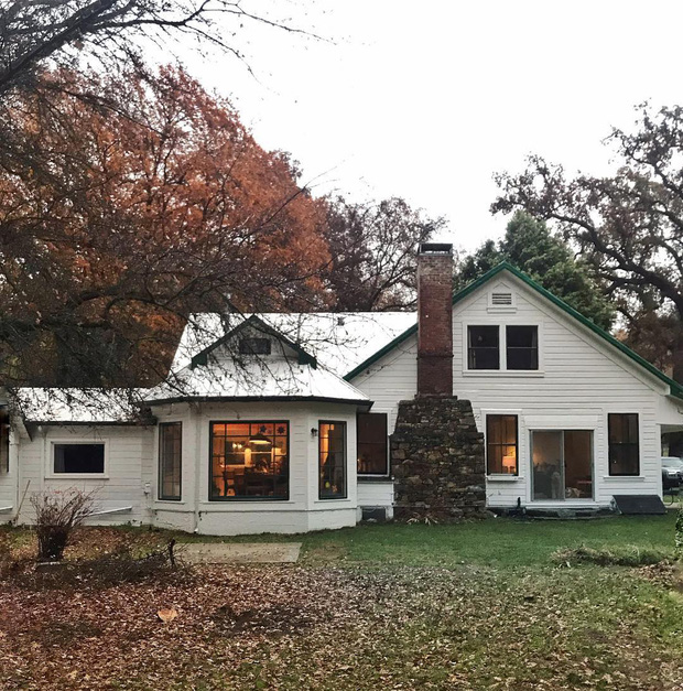 B&aacute;n nh&agrave; ở phố về trang trại sống, cặp vợ chồng t&aacute;o bạo biến căn nh&agrave; cũ tr&ocirc;ng như hầm chứa th&agrave;nh kh&ocirc;ng gian đẹp hệt ảnh tạp ch&iacute; - Ảnh 2.