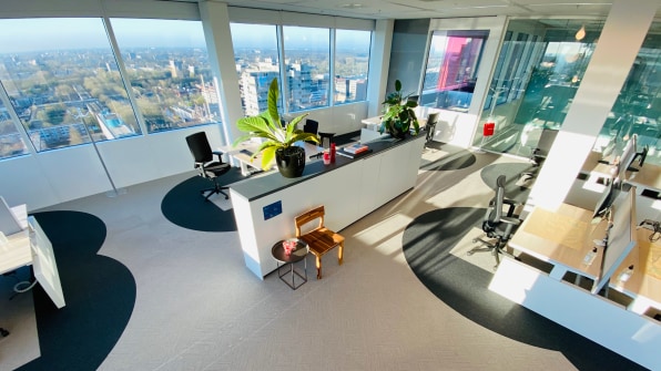 M&ocirc; h&igrave;nh c&ocirc;ng sở hậu COVID-19: Nh&acirc;n vi&ecirc;n lu&ocirc;n c&aacute;ch nhau 2 m&eacute;t, thực h&agrave;nh chỉ dẫn chống l&acirc;y nhiễm ch&eacute;o như trong bệnh viện - Ảnh 3.