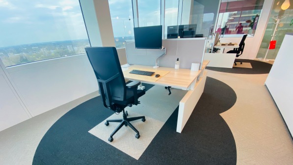 M&ocirc; h&igrave;nh c&ocirc;ng sở hậu COVID-19: Nh&acirc;n vi&ecirc;n lu&ocirc;n c&aacute;ch nhau 2 m&eacute;t, thực h&agrave;nh chỉ dẫn chống l&acirc;y nhiễm ch&eacute;o như trong bệnh viện - Ảnh 4.