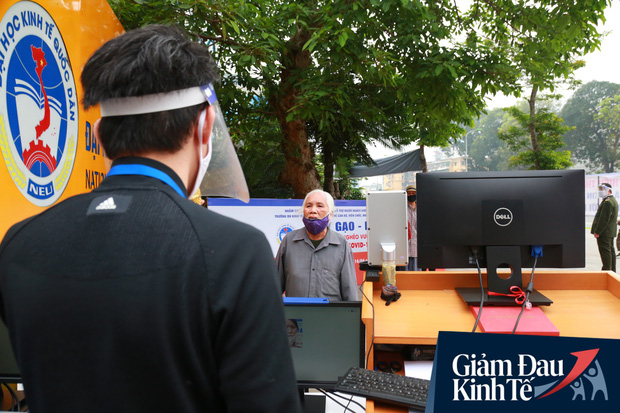 Ảnh: Xuất hiện cây gạo nhận diện bằng khuôn mặt ở Hà Nội, ai đến lấy 2 lần trong ngày bị từ chối ngay - Ảnh 3. Ảnh: Xuất hiện cây gạo nhận diện bằng khuôn mặt ở Hà Nội, ai đến lấy 2 lần trong ngày bị từ chối ngay - Ảnh 3.