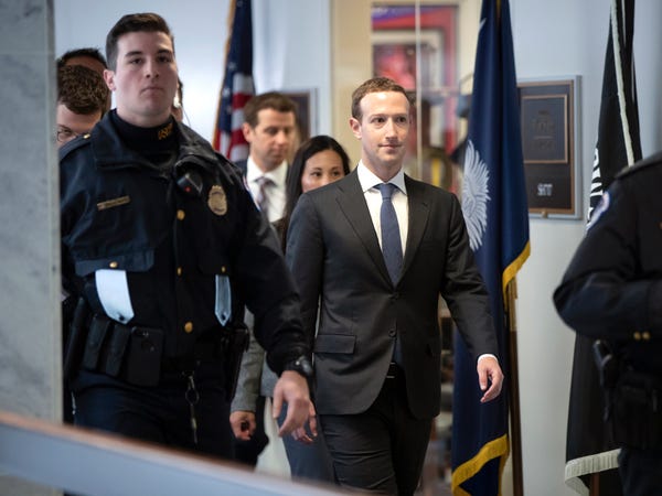 Tiết lộ chi ph&iacute; bảo vệ bản th&acirc;n của giới tỷ ph&uacute; c&ocirc;ng nghệ: Tim Cook ti&ecirc;u &iacute;t bất ngờ, Mark Zuckerberg l&agrave;m cả hầm tr&uacute; ẩn trong nh&agrave; - Ảnh 17.