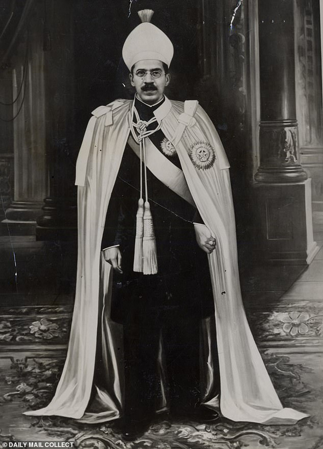 Cuộc sống khổ sở của người đ&agrave;n &ocirc;ng gi&agrave;u nhất nh&igrave; lịch sử: C&oacute; h&agrave;ng trăm tỉ đ&ocirc; nhưng mỗi tuần chỉ ti&ecirc;u đ&uacute;ng... 1 bảng - Ảnh 1.