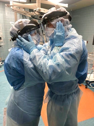 Câu chuyện đằng sau bức ảnh biểu tượng của hi vọng và tình yêu trong đại dịch COVID-19 - Ảnh 4. Câu chuyện đằng sau bức ảnh biểu tượng của hi vọng và tình yêu trong đại dịch COVID-19 - Ảnh 4.