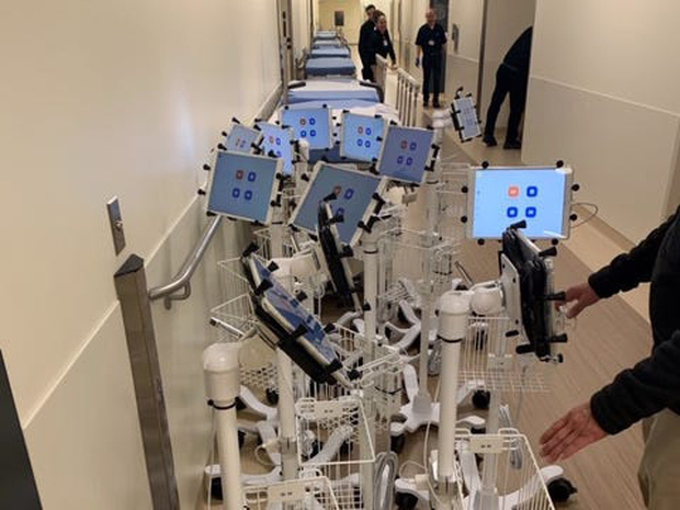 Bệnh vi&ecirc;n đại gia tậu h&agrave;ng trăm chiếc iPad l&agrave;m kế s&aacute;ch thần th&aacute;nh, gi&uacute;p b&aacute;c sĩ điều khiển từ xa để tr&aacute;nh l&acirc;y Covid-19 - Ảnh 1.